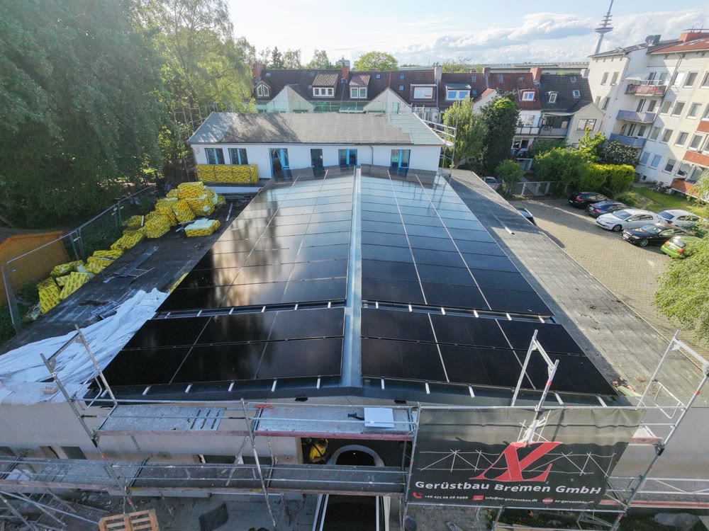 Solatorium schräg von vorne mit PV-Dach, im Hintergrund der Bremer Fernmeldeturm